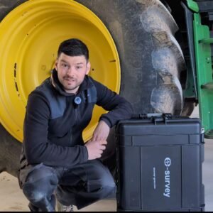 Wilfried Soenen avec une valise de matériel eSurvey