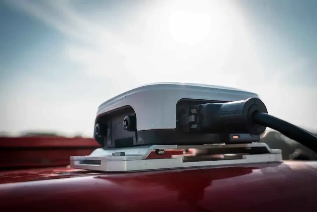 Antenne GNSS eSurvey MC5 installée sur tracteur