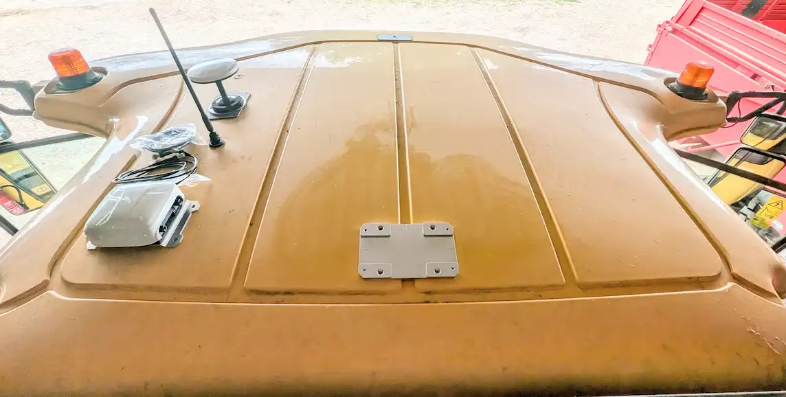 Toit de moissonneuse avec platine de fixation adhésive pour antenne MC5