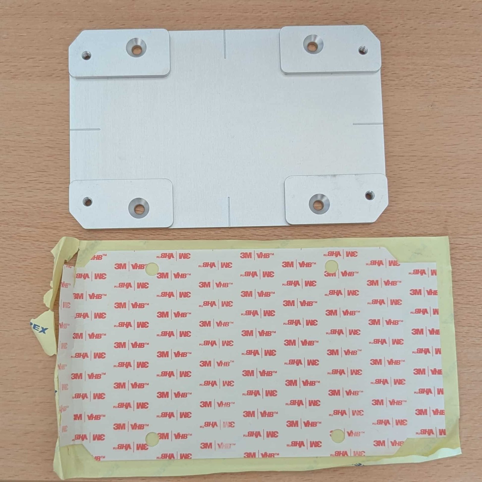 Plaque métallique de fixation pour antenne eSurvey MC5 avec adhésif 3M VHB