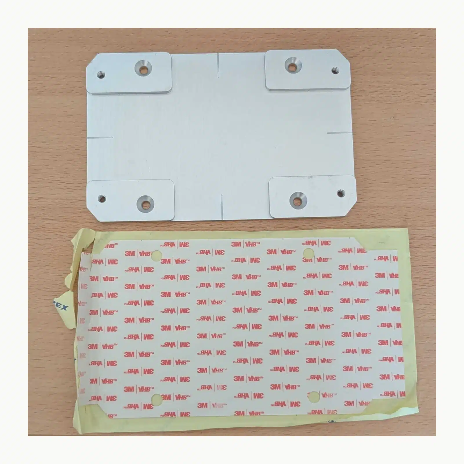 Plaque de fixation d’antenne eSurvey MC5 avec adhésif 3M VHB