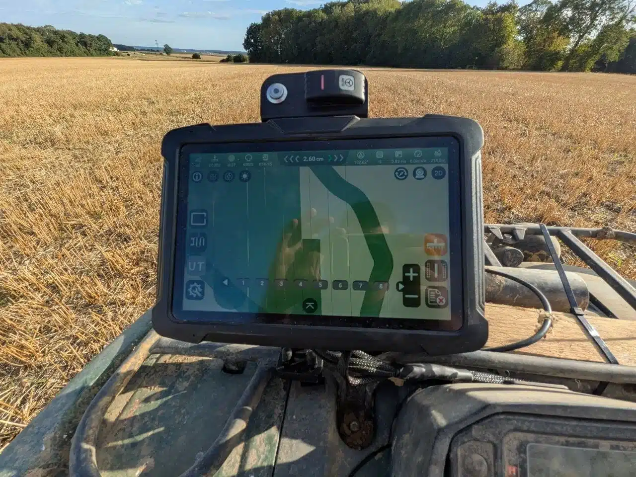 Terminal eSurvey utilisé au champ après remontage de l’antenne sur le tracteur pour l’autoguidage