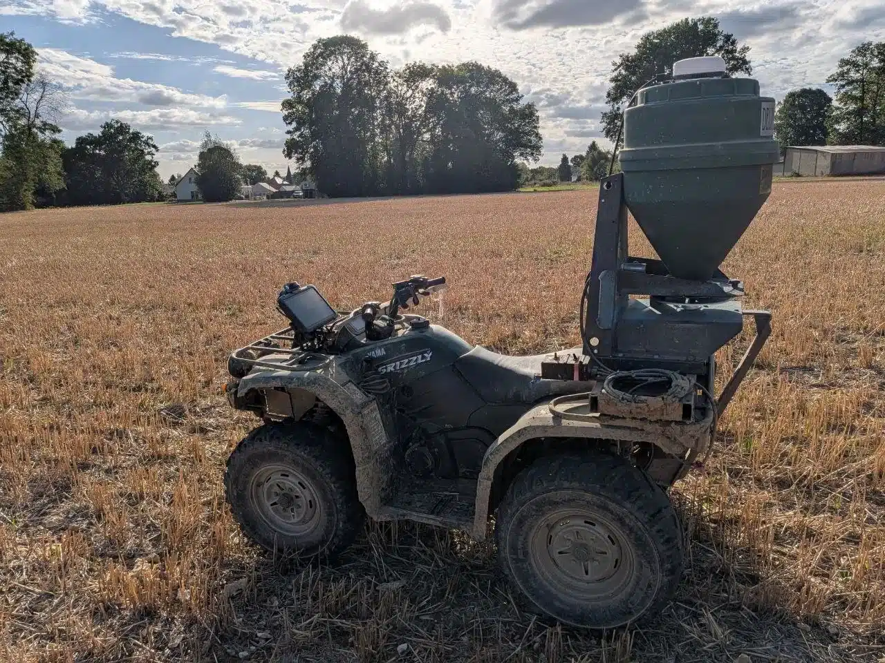 Quad agricole équipé du kit eSurvey et d’un épandeur pour un chantier anti-limaces