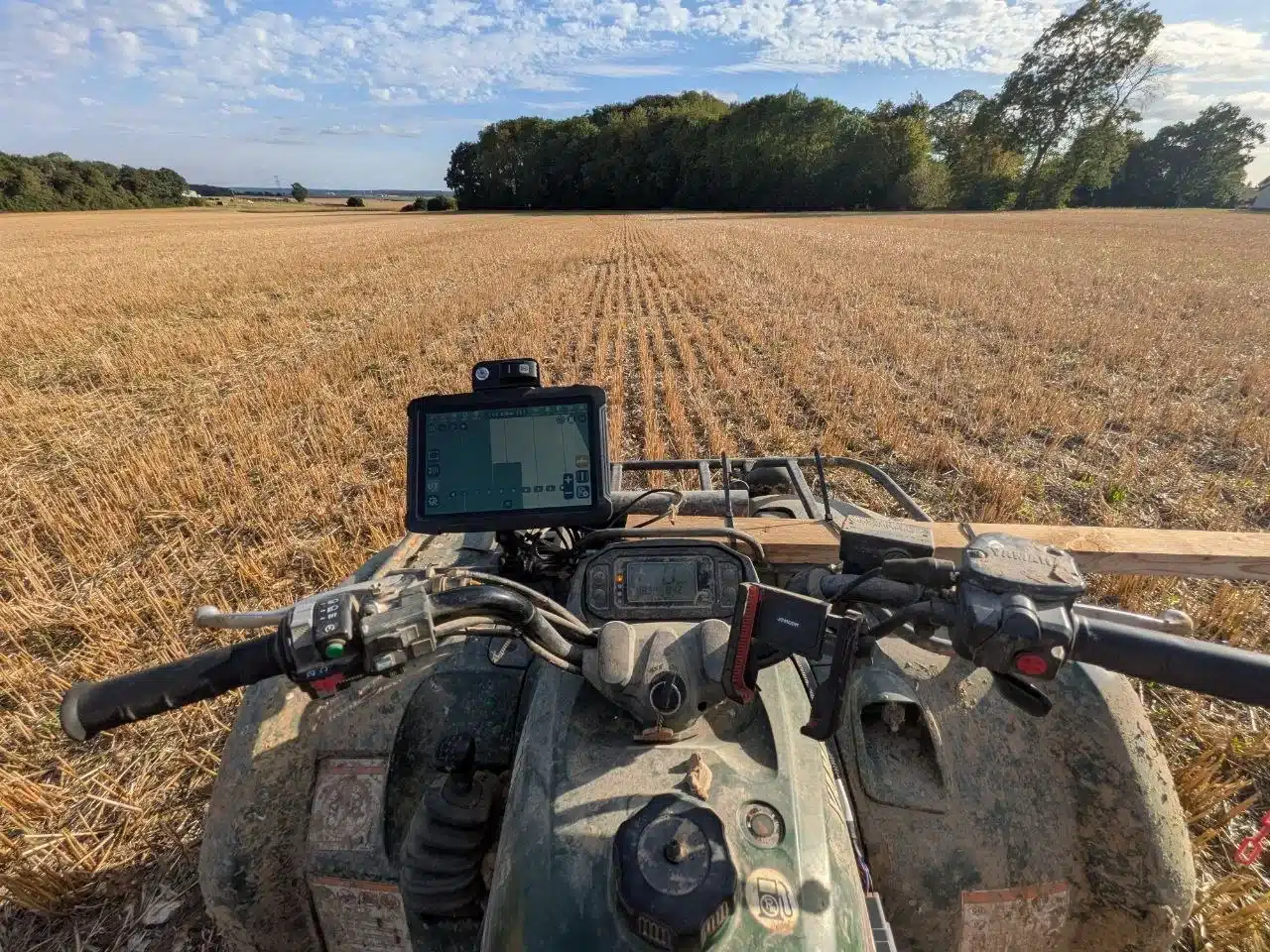 Vue depuis le quad avec le terminal eSurvey utilisé comme barre de guidage dans une parcelle